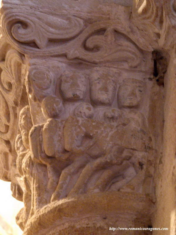 DETALLE DE LOS REYES MAGOS EN EL CAPITEL DE LA EPIFANA